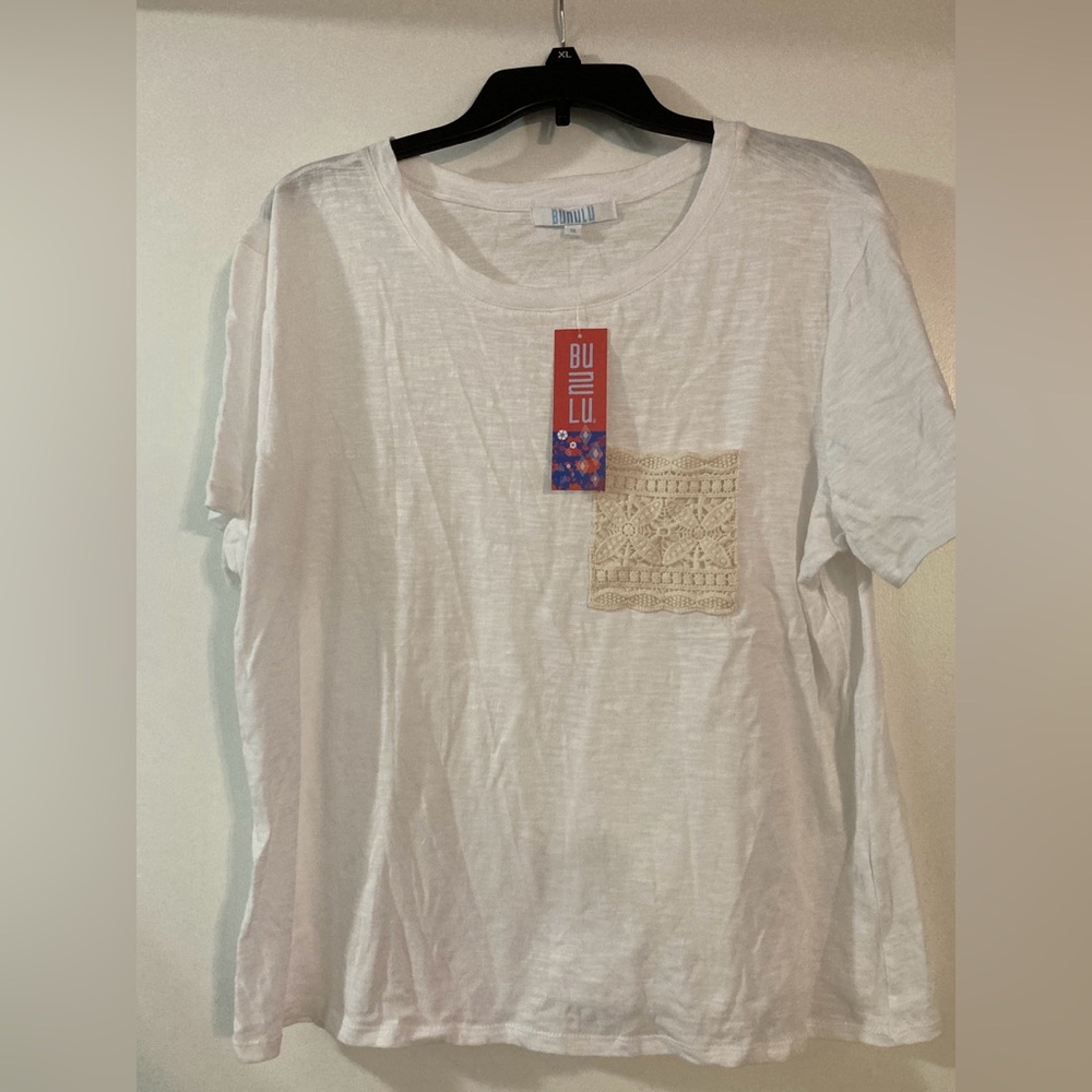 Bunulu women’s white tee with embroidered flowered pocket, NWT, size 1X